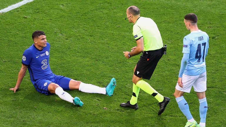 Thiago Silva lascia il campo infortunato: l'arbitro gli dà ...