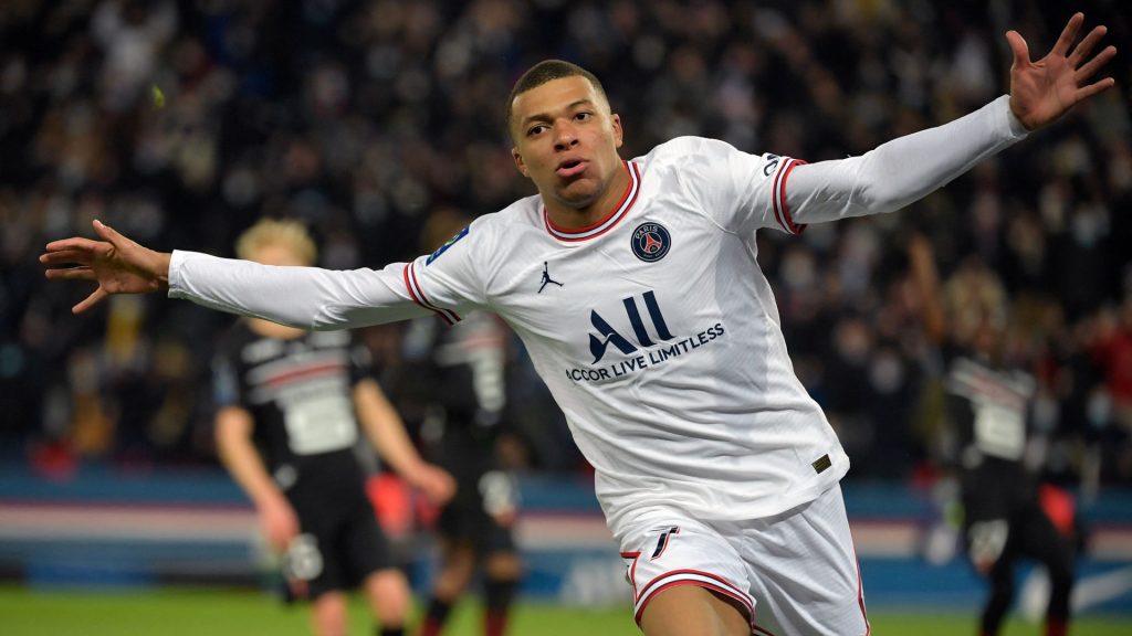 PSG vittorioso, ma brutto e contestato contro il Rennes: Mbappé salva i parigini al 93′