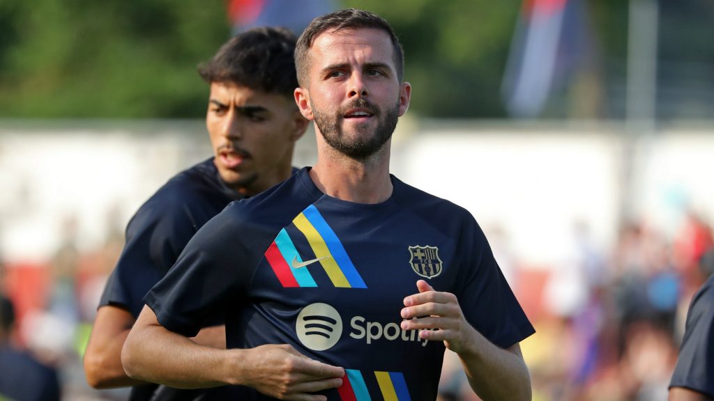 Miralem Pjanic lascia il Barcellona: si trasferisce al Sharjah Fc