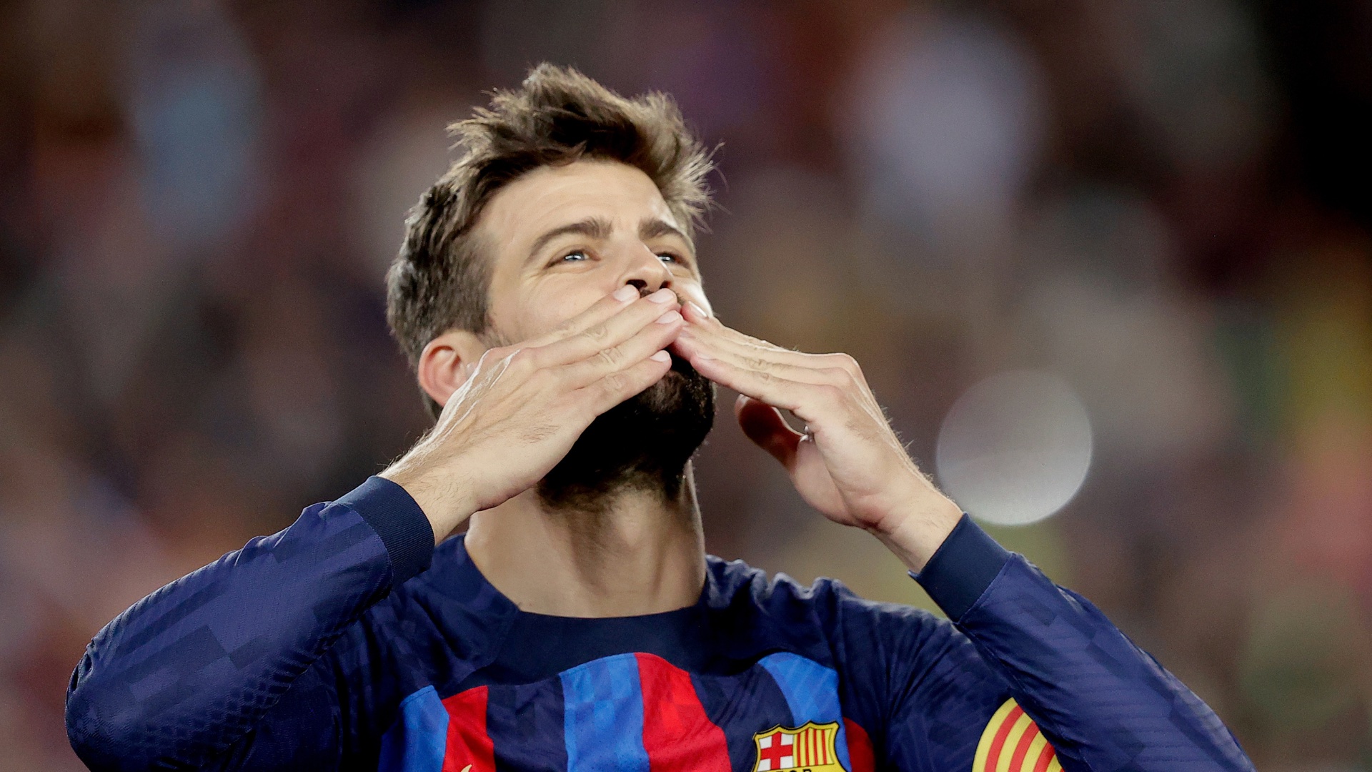 Piquè è Addio Al Calcio Il Camp Nou Lo Celebra In Grande Stile Tutto Il Calcio 