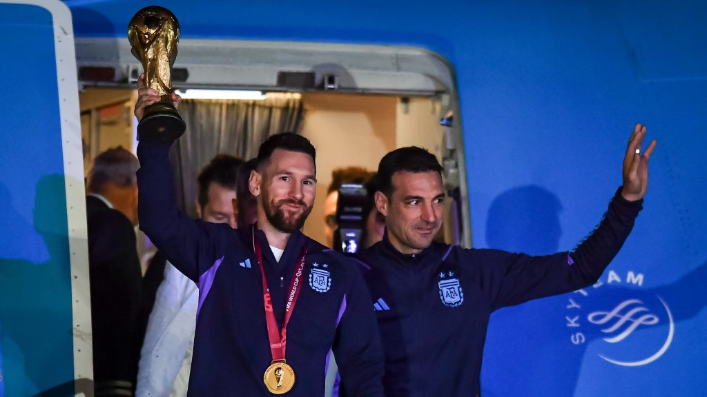 L’arrivo di Messi con la Selección a Buenos Aires: è festa sfrenata