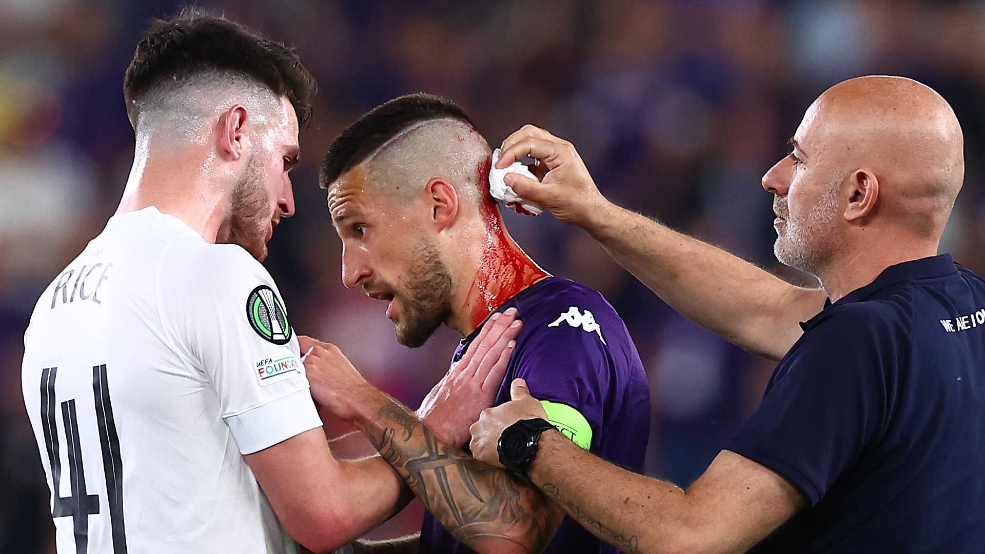 Fiorentina, Biraghi colpito in testa da un bicchiere dai tifosi del West Ham