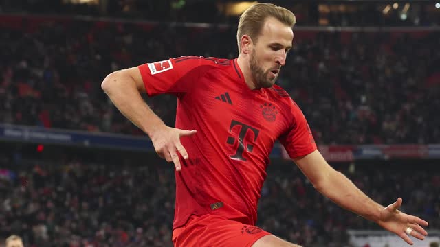 Ruthless Kane reaches more Bundesliga landmarks with Augsburg hat-trick