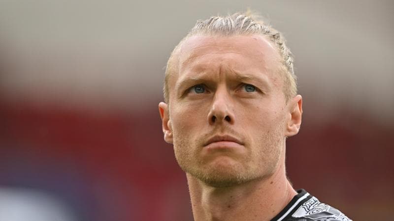 Simon Kjaer si ritira: fu il primo a soccorrere Eriksen dopo l’arresto cardiaco in campo