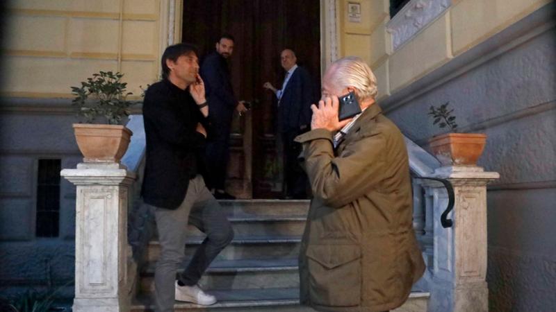 Il Conte bis esalta Napoli: “Difendiamo lo scudetto”. De Bruyne quasi azzurro