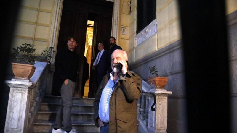 Conte sarà l’allenatore del Napoli anche nella prossima stagione, De Laurentiis: “Avanti tutta!”