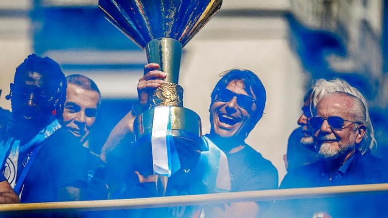De Laurentiis: “Arriverà De Bruyne”. Il colpo del presidente durante la sfilata scudetto del Napoli