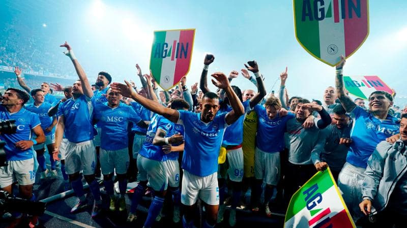 Napoli-Cagliari 2-0: McTominay e Lukaku decidono la notte dello scudetto