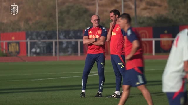 Iniesta challenges De la Fuente’s impressive Spain to push on