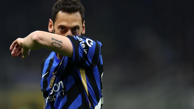 Inter, su Çalhanoglu il Galatarasay e gli arabi. Il turco è tornato a Milano con altri 3 infortunati