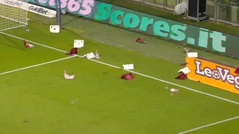 Vergogna a Salerno: la curva lancia seggiolini e fumogeni, finisce al 66’. Campani in C, Samp salva