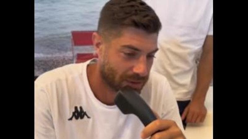 Genoa, i calciatori telefonano ai tifosi. “Non ti sei abbonato? Perché?”. Le risposte fanno ridere