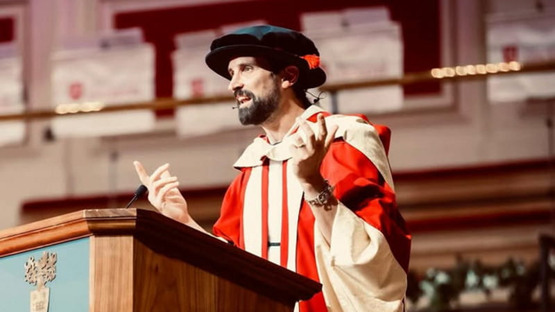 Il leader dei Kasabian riceve la laurea honoris causa e cita la campanellina di Ranieri al Leicester
