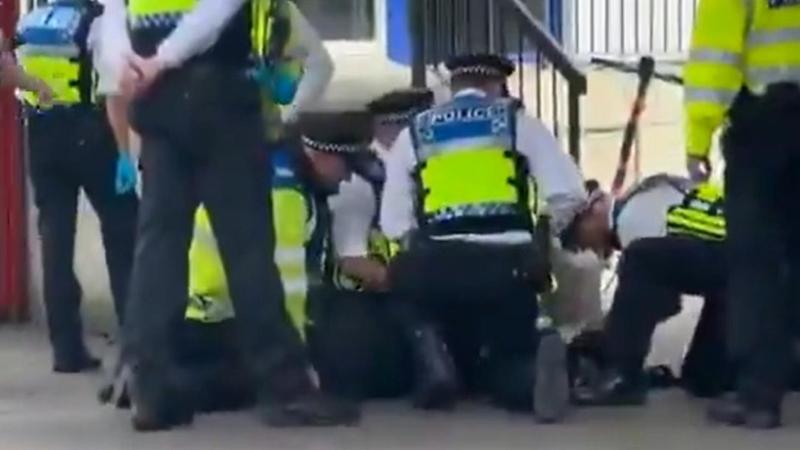 Chelsea, allarme terrorismo a Stamford Bridge per un ragazzo con il fucile. Ma era un cosplayer