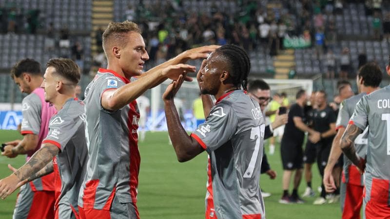 De Luca su rigore al 93’: la Cremonese batte 3-2 il Sassuolo e va in testa da sola per una notte