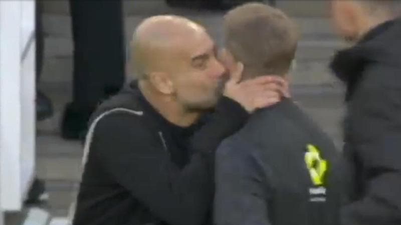 Guardiola e il bacio a un arbitro, poi il suo City si fa riprendere dall’Arsenal